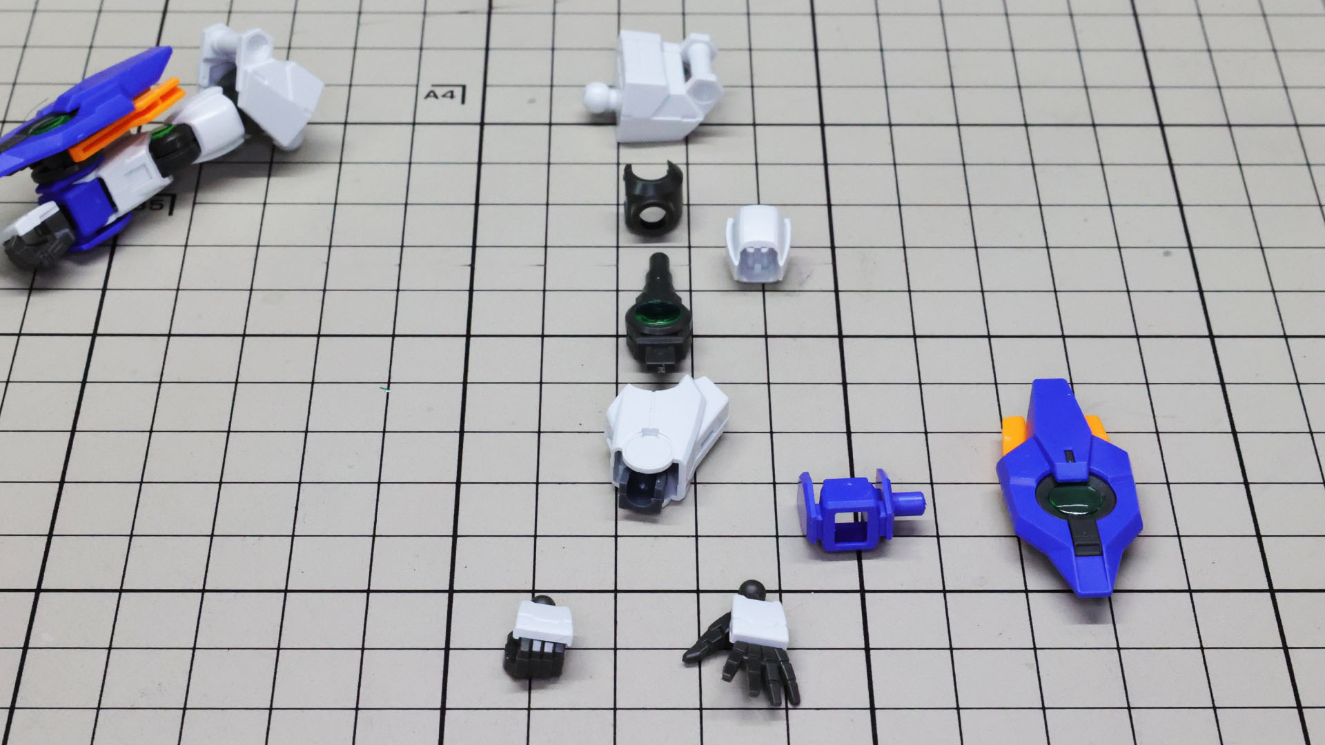 組みあがった各部をドッキングさせます