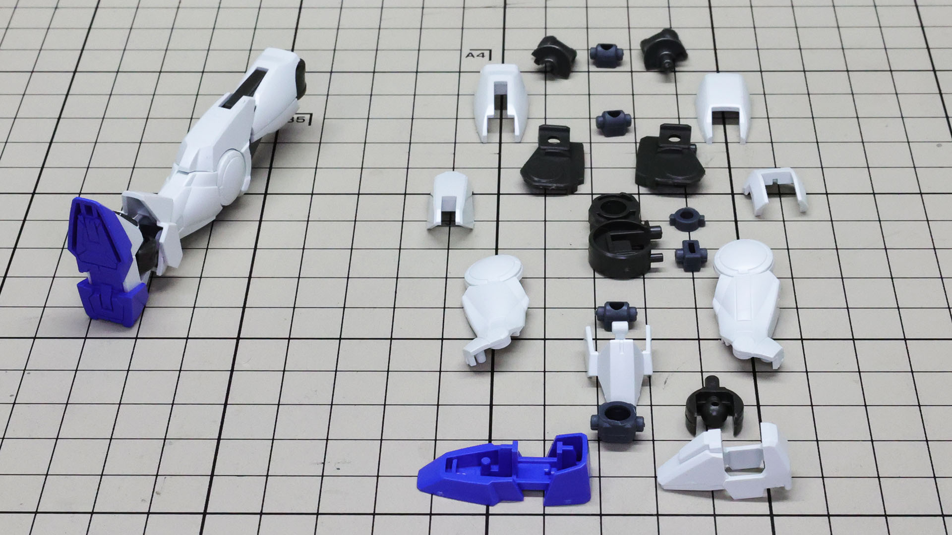 左側が完成状態、右側がパーツ群です。大腿部と膝関節のメカフレームが大きく目を引きます