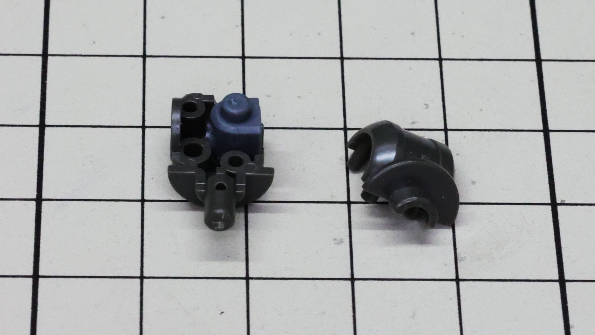 股関節のメカフレームにはポリパーツを内包します