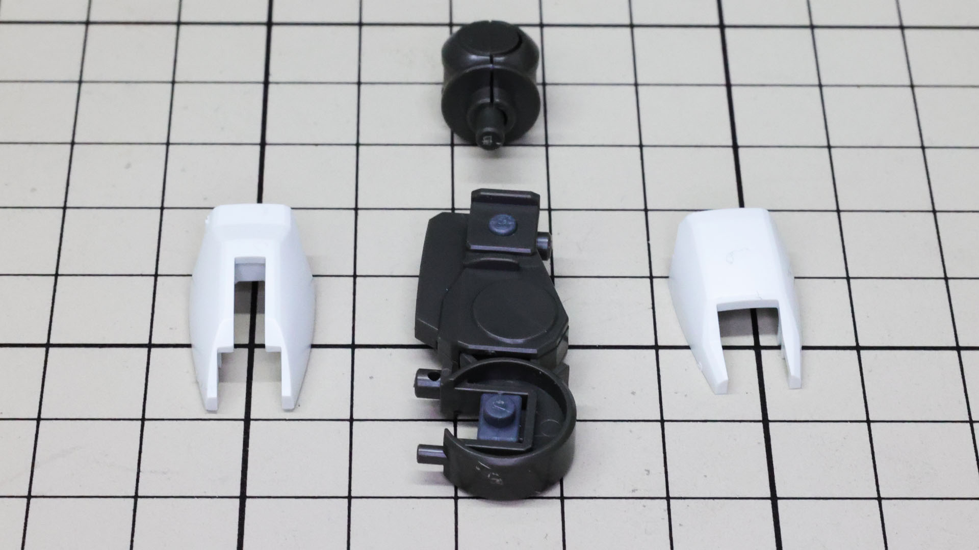 組んだ膝関節に大腿部装甲を組み付けます