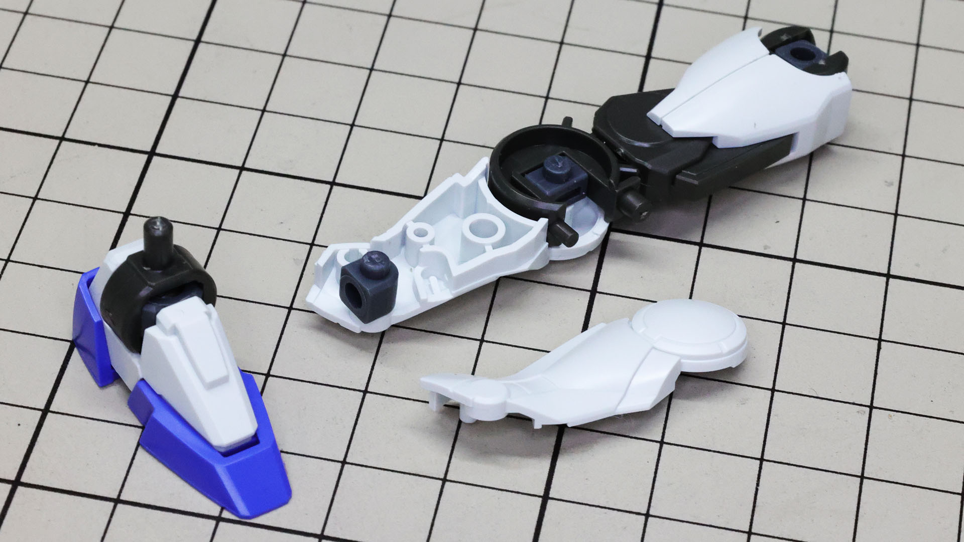 組んだ大腿部を脛装甲に組み込んでいきます