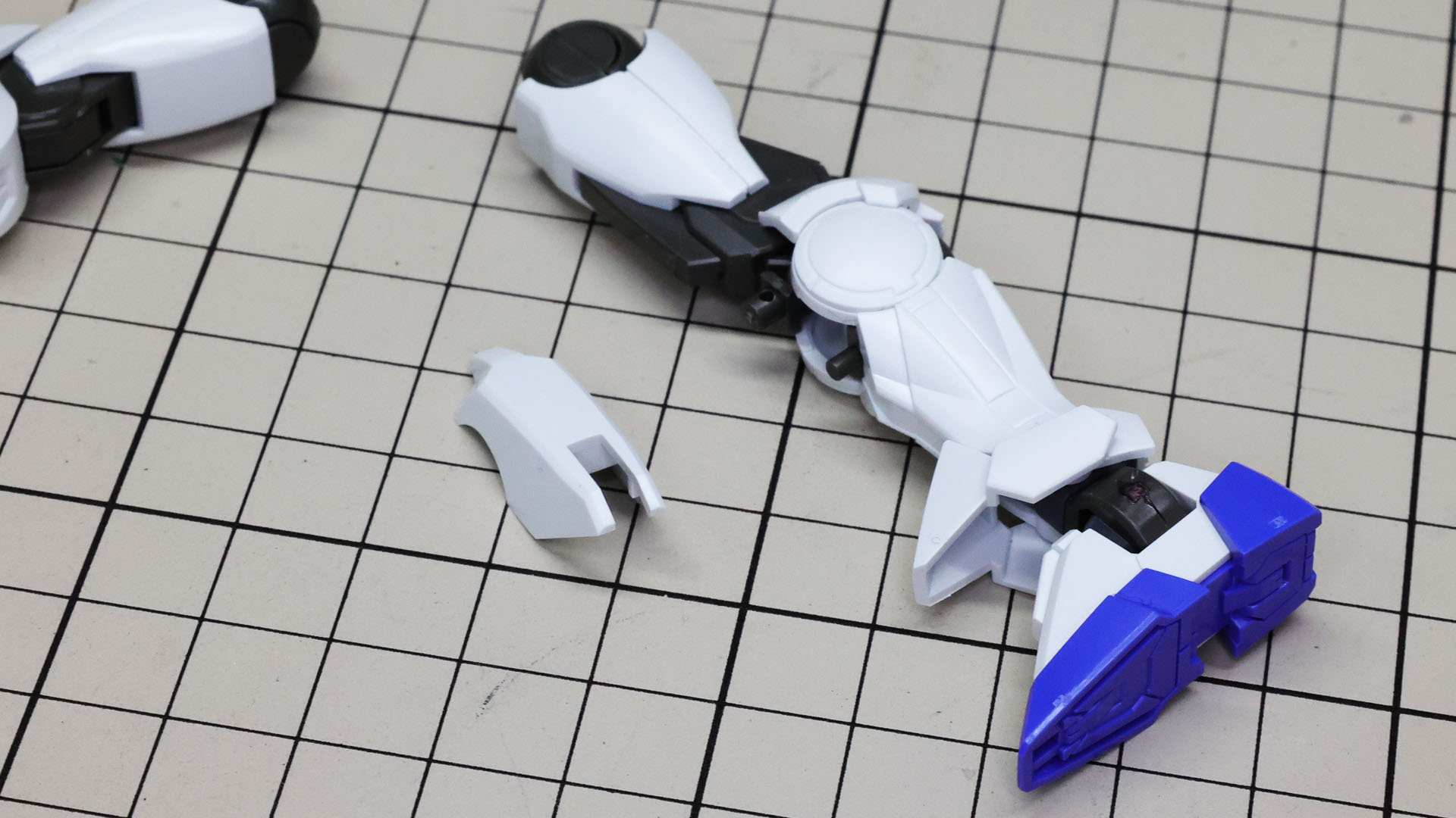 ソールをドッキング、アンクルアーマーを組み付けます