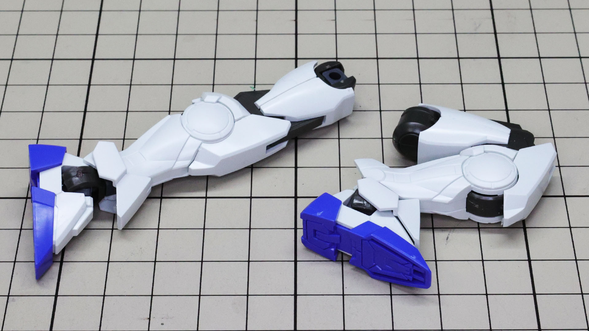 ぐいっと曲がる膝関節！アクションポーズが決まりそうですね