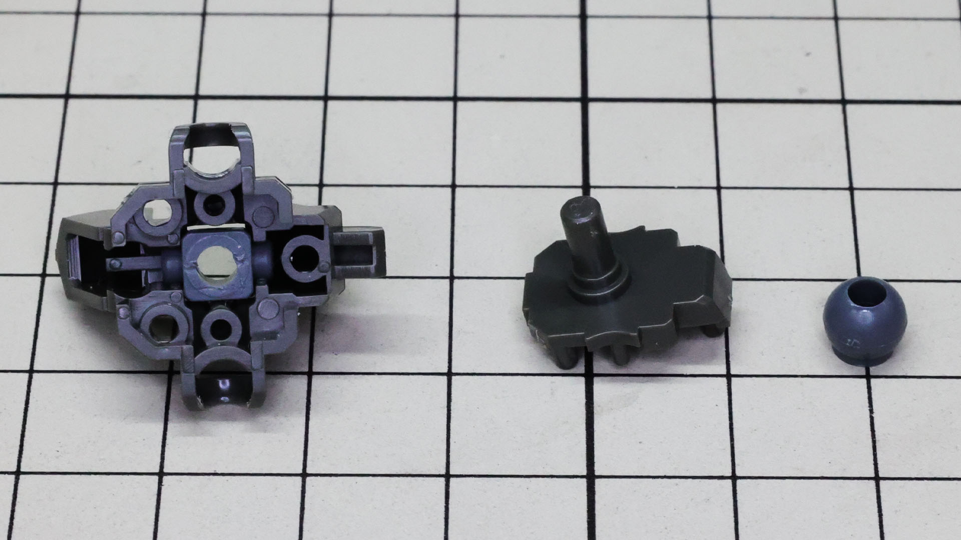 コアとなる股関節メカフレームに脚部股間軸用のポリパーツを内包します