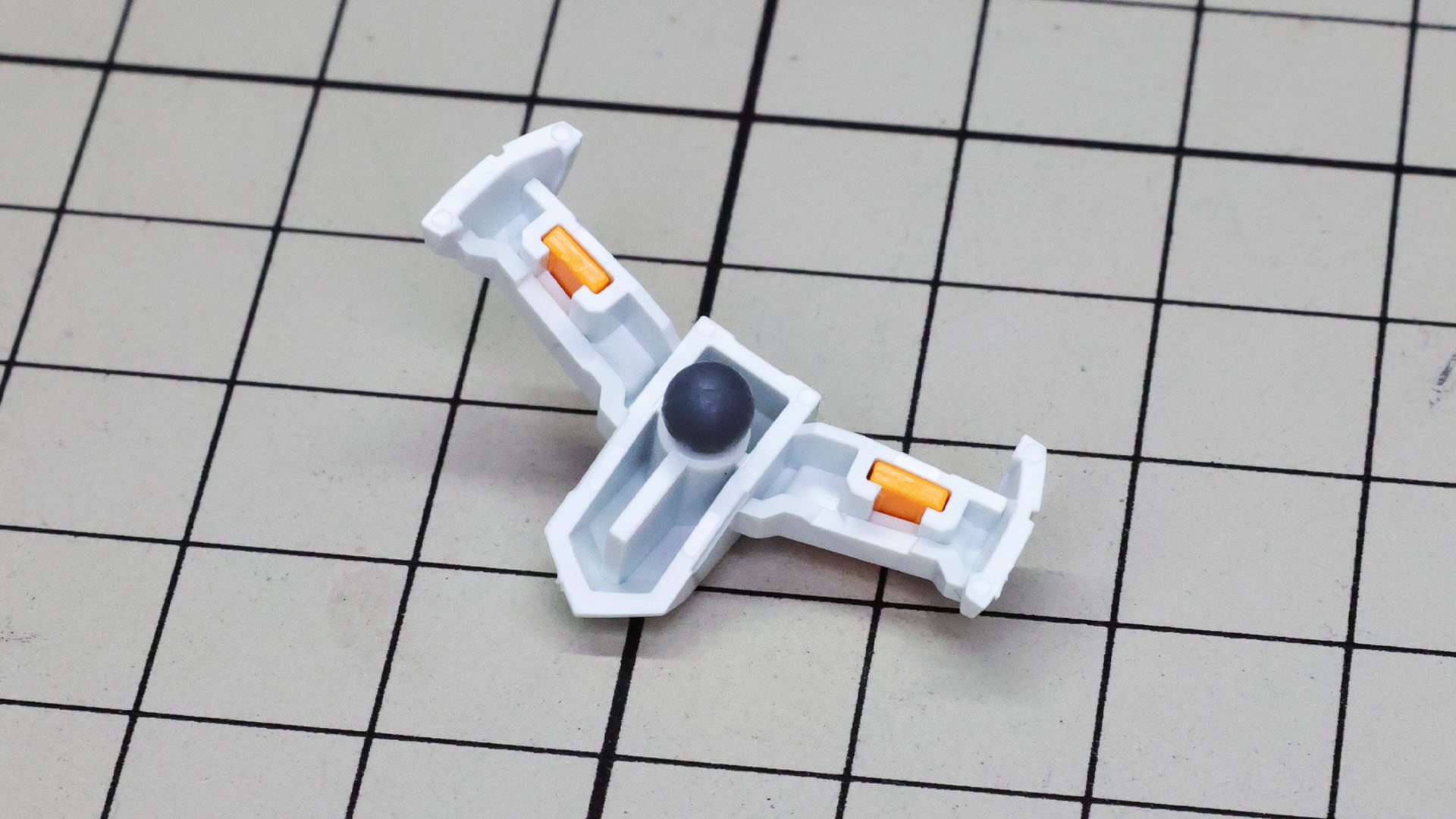 フロントアーマーは黄色のディテールが別パーツとなり、腰部本体とはボールジョイントで接続します