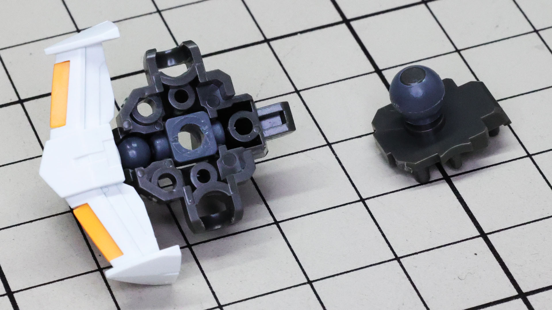 腹部との接続はボールジョイントです。これでボディには2つのボールジョイントが存在することになります