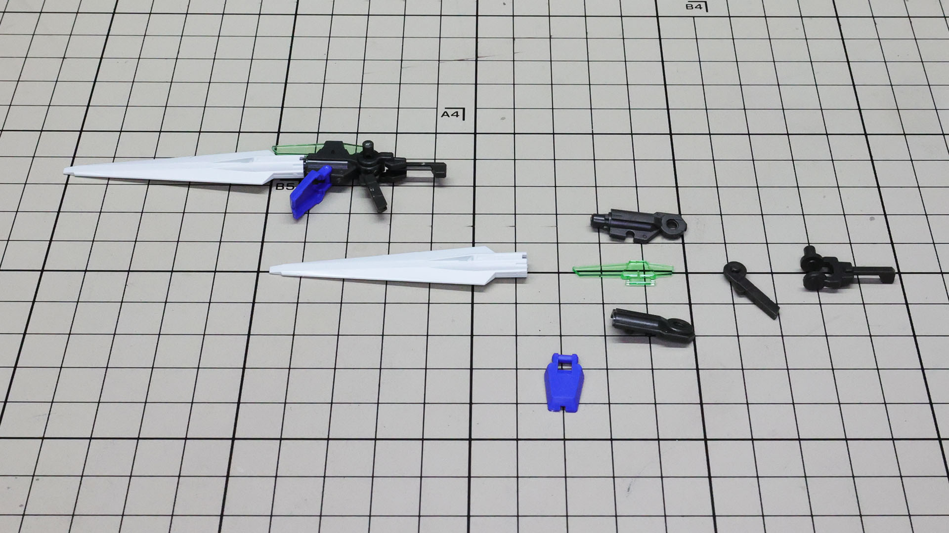 左上が組んだもの、右下がパーツ群です