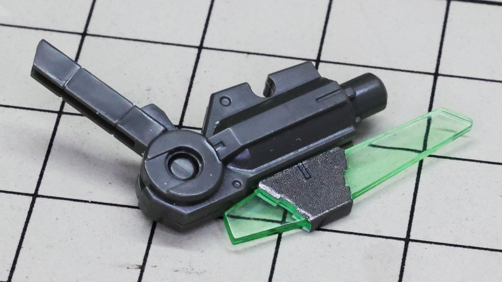 GNソードII基部のメカフレームにシールを貼ったクリアーパーツを組み込みます