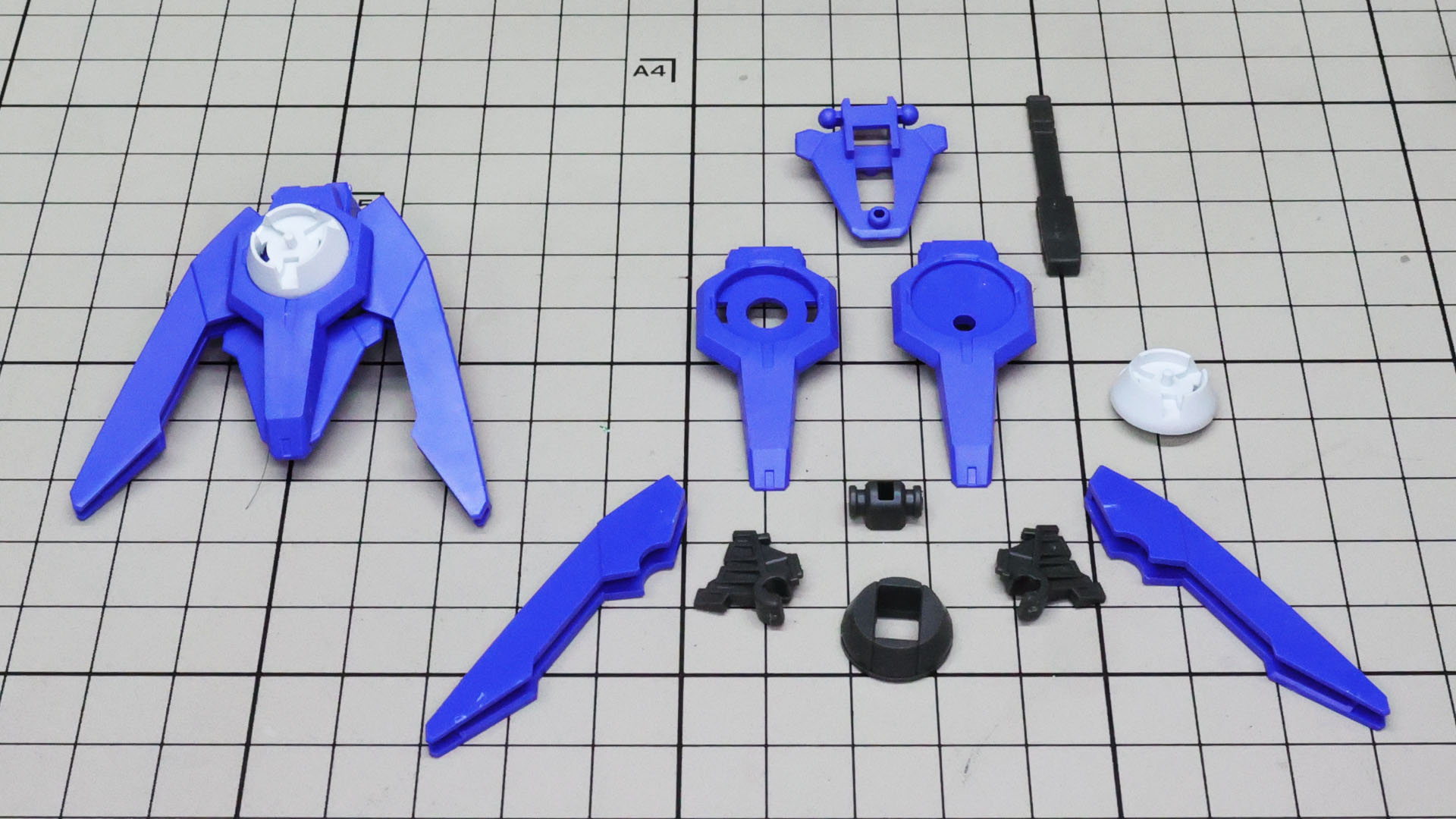 左側が組んだもの、右側がパーツ群です