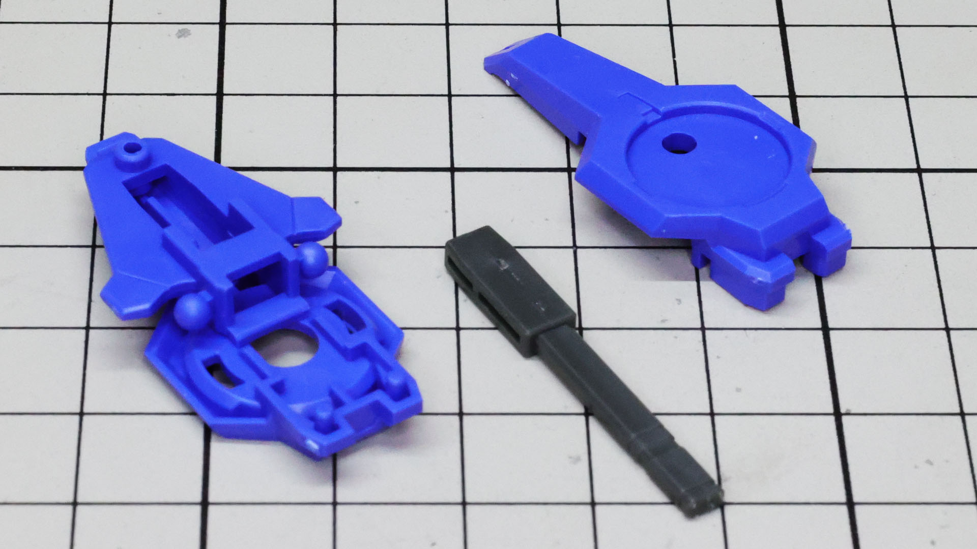 アークドライヴユニット本体には“バーストバスターソードモード”時に手持ちさせるためのグリップを収納します