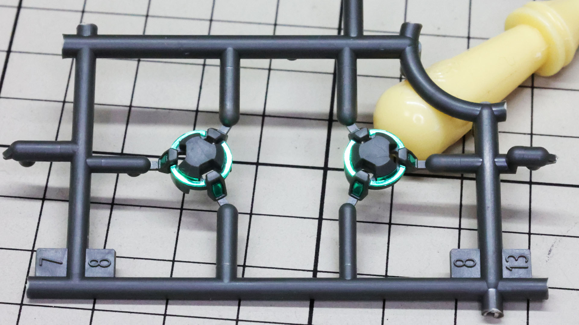 各シールは細かいのでランナーにパーツがある状態のほうが作業しやすかったです