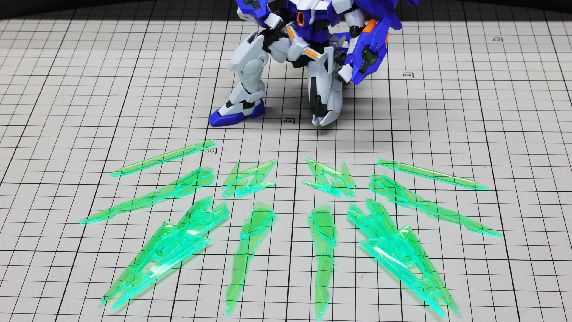 これを組み合わせていくと立体的に仕上がり、入り込んだ光を様々に屈折させて面白い効果があります