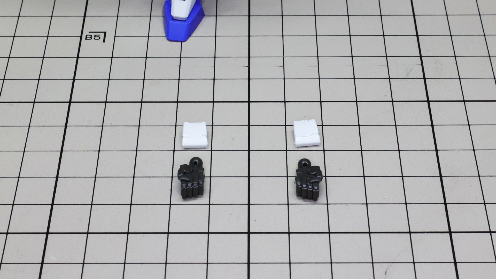 ハンドは本体に甲の装甲をはめこむだけです