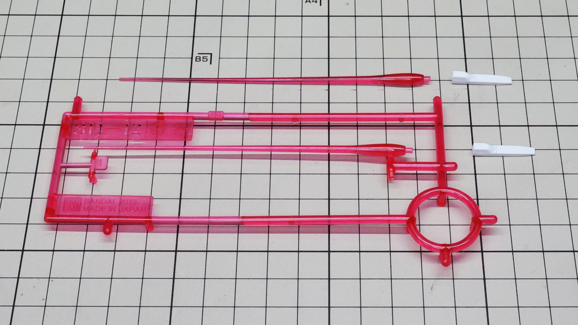 GNビームサーベルは柄にサーベルパーツを差し込むだけです