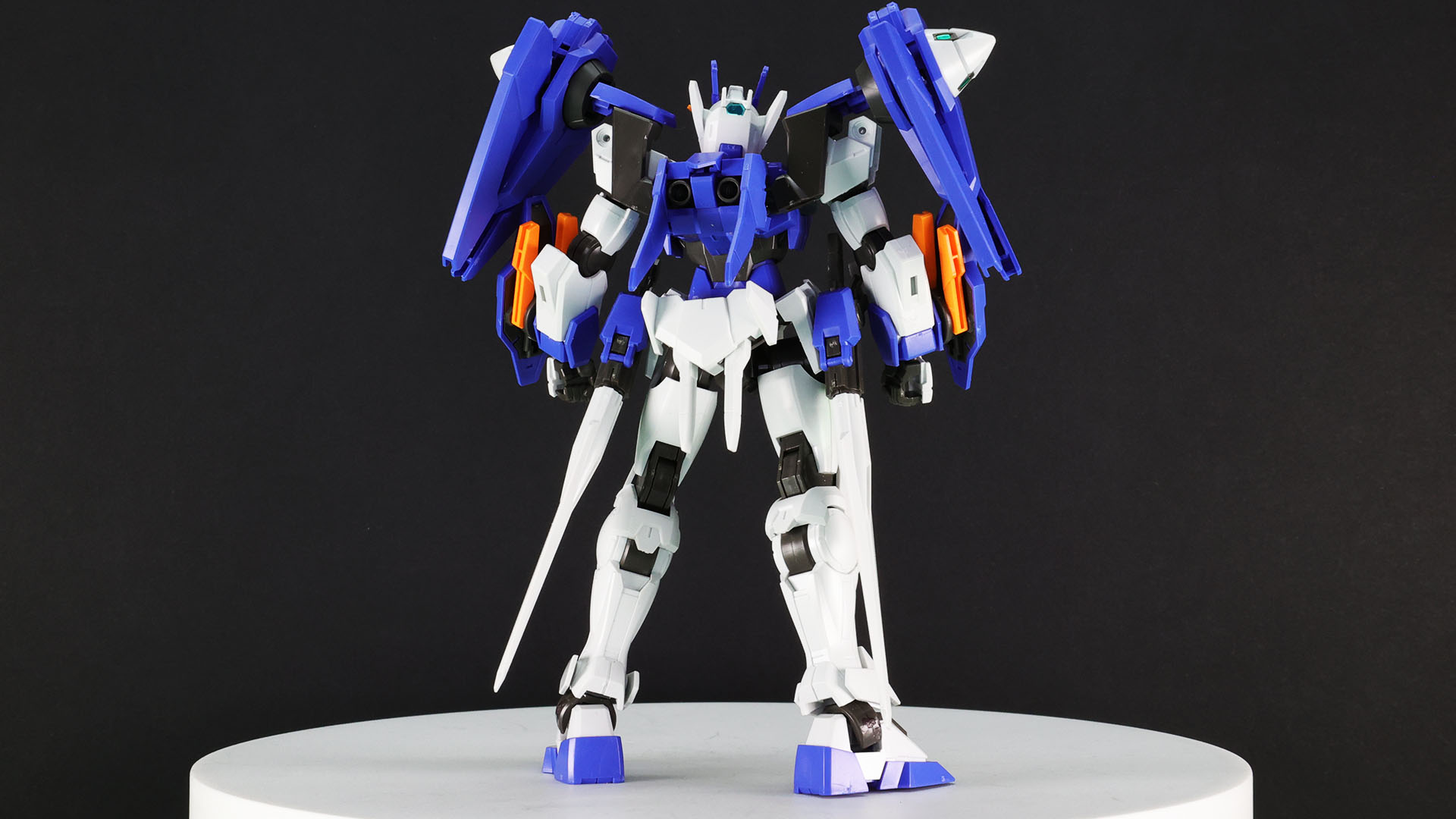 背面はシンプルなれど肩に位置するGNドライヴと両前腕にあるアークドライヴユニットが大迫力です