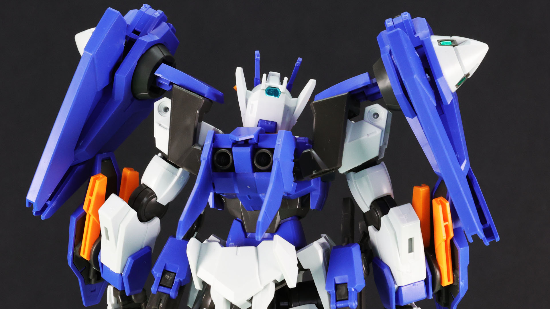 バックパックは意外とシンプル。下方向に伸びるウイング的なスタビライザーが特徴です