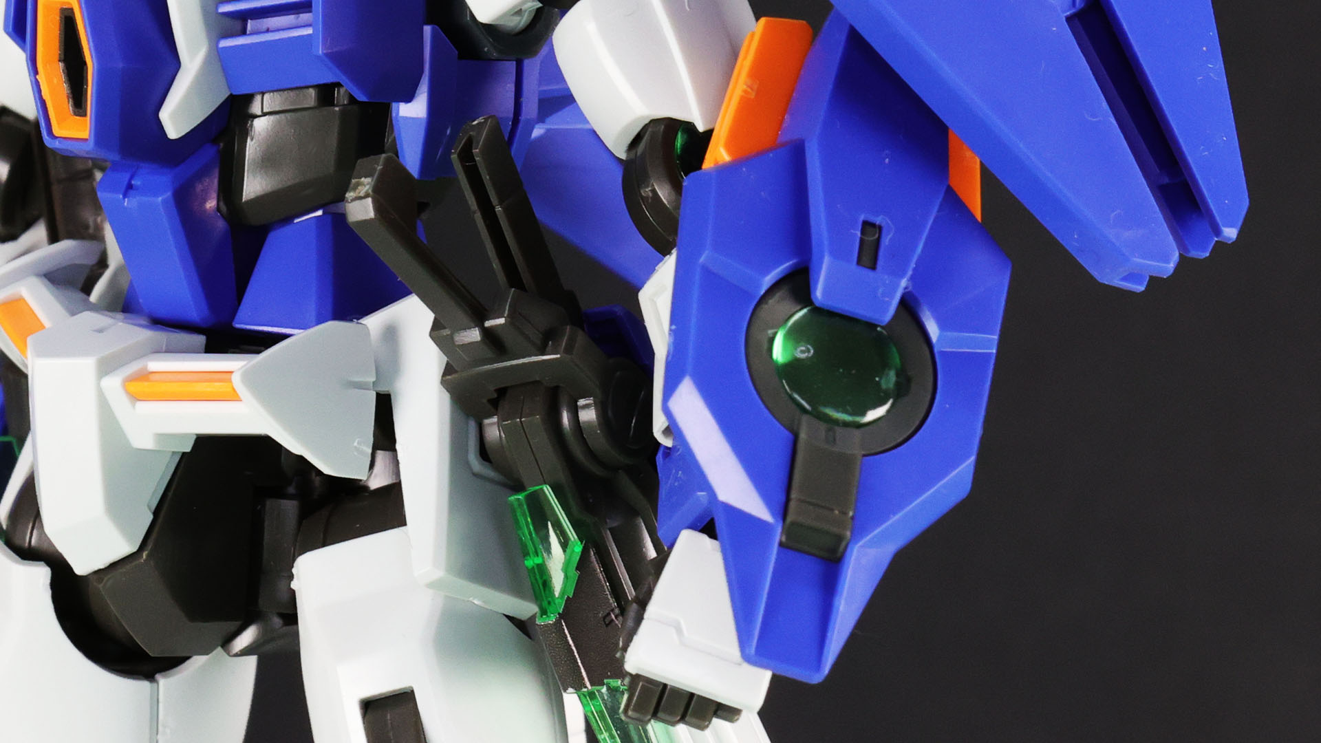 前腕に装備されるアークブレイサー