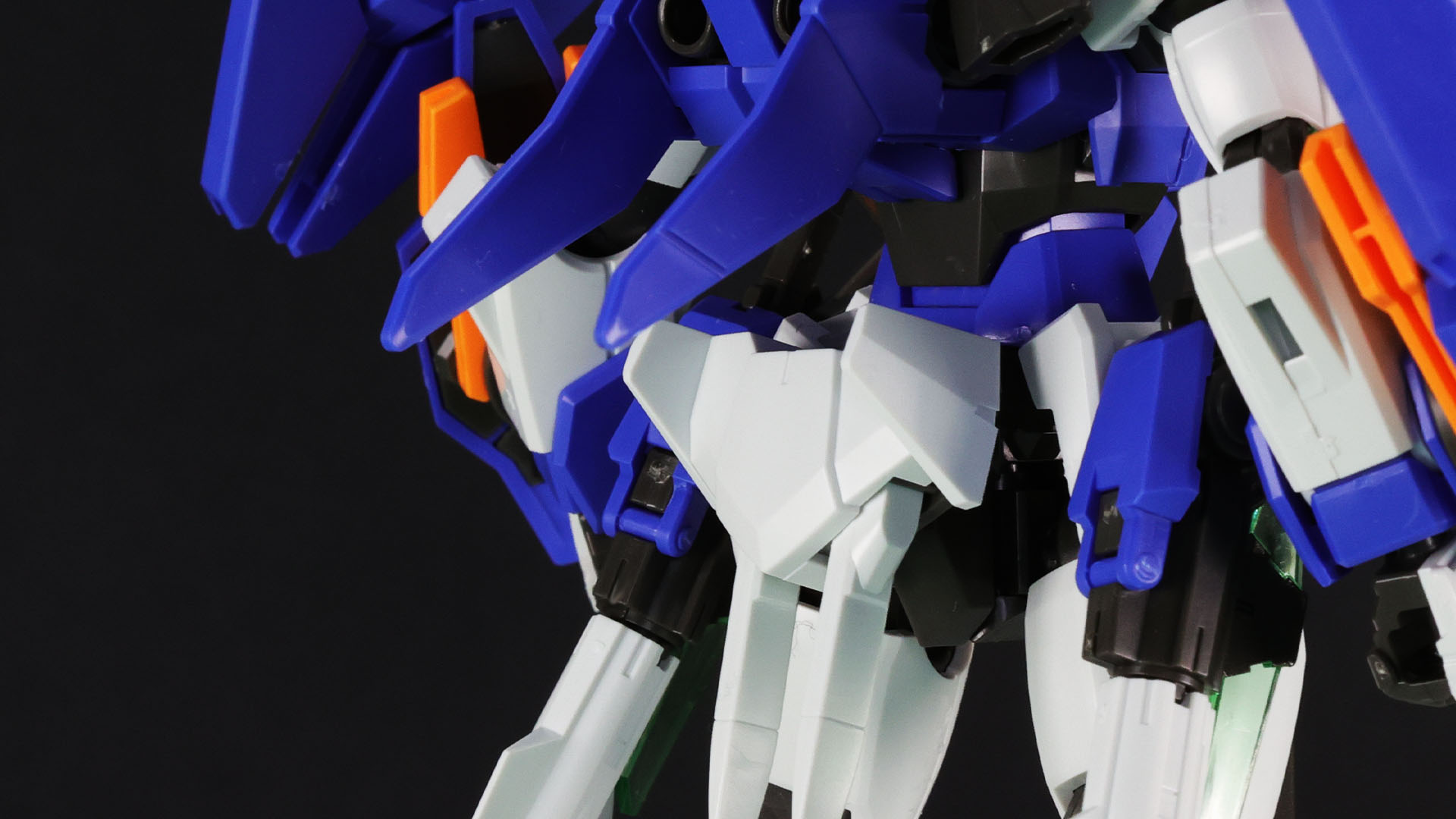 リアアーマーにはウイング状のデイテールがあります