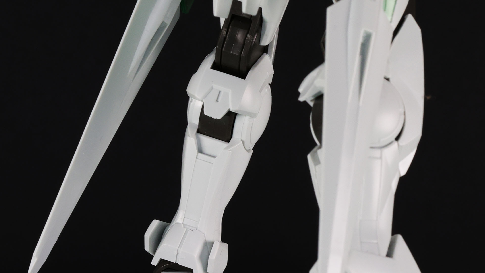 膝裏はダブルオーガンダムと同様なディテールがあります