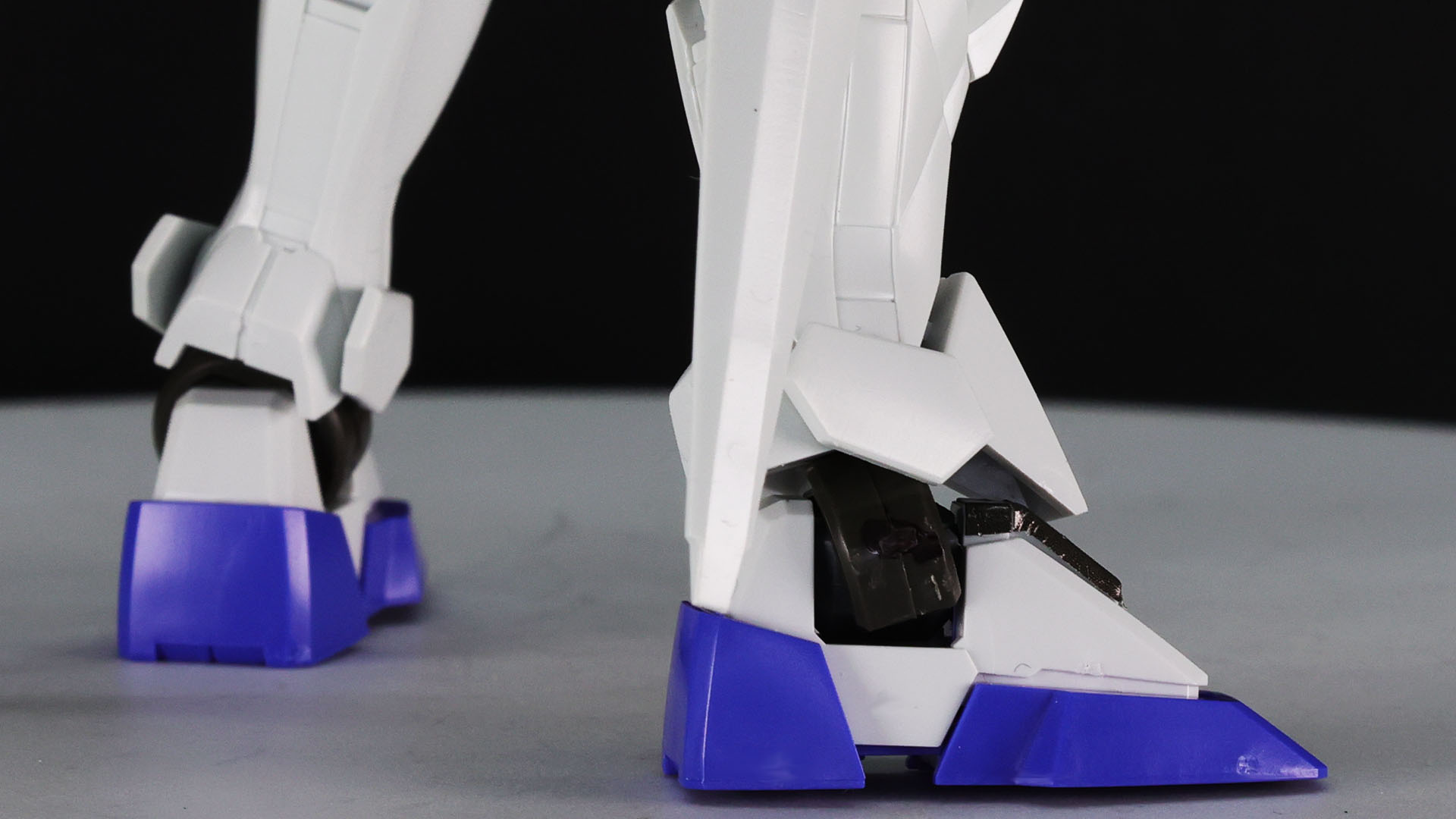 ソール部は横へのロール性能が高い構造です