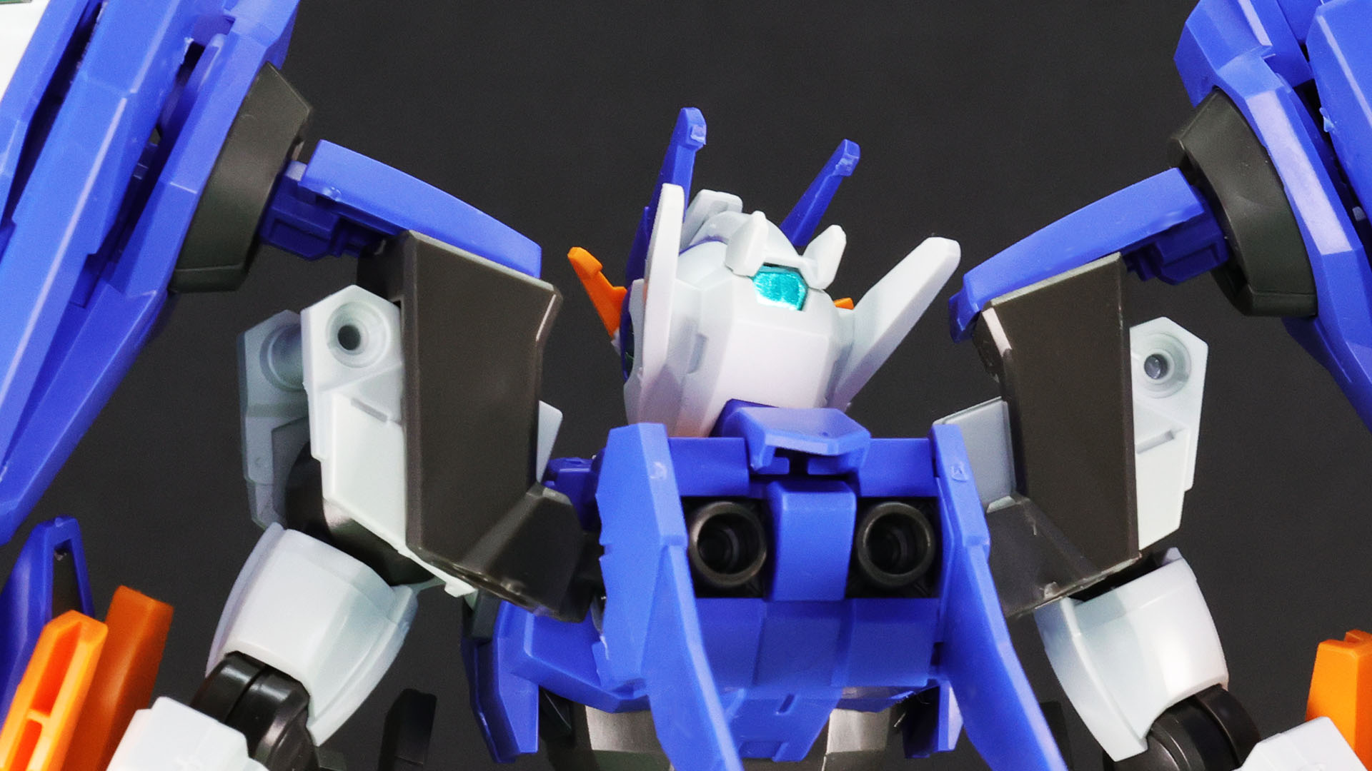 前腕袖口の青いパーツはアークブレイサーの接続と若干のスイング可動が行えます