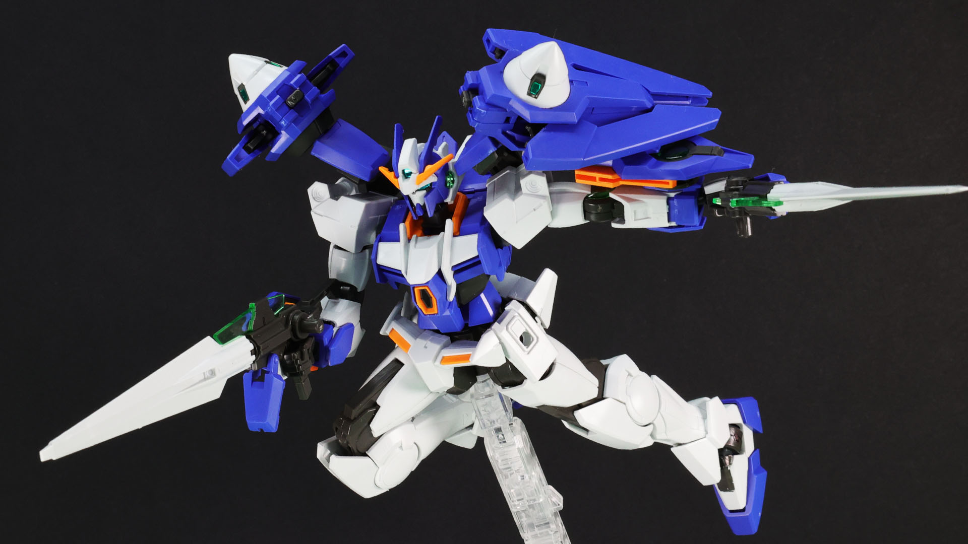 GNソードIIを構える。ライフルモードとソードモードで利用可能！