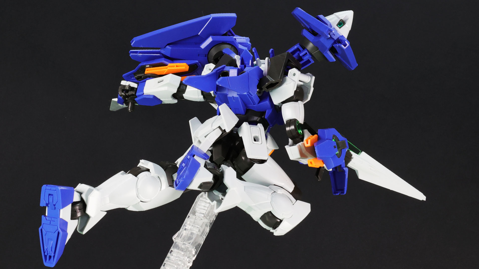 腰部にあるGNビームサーベルを抜く！