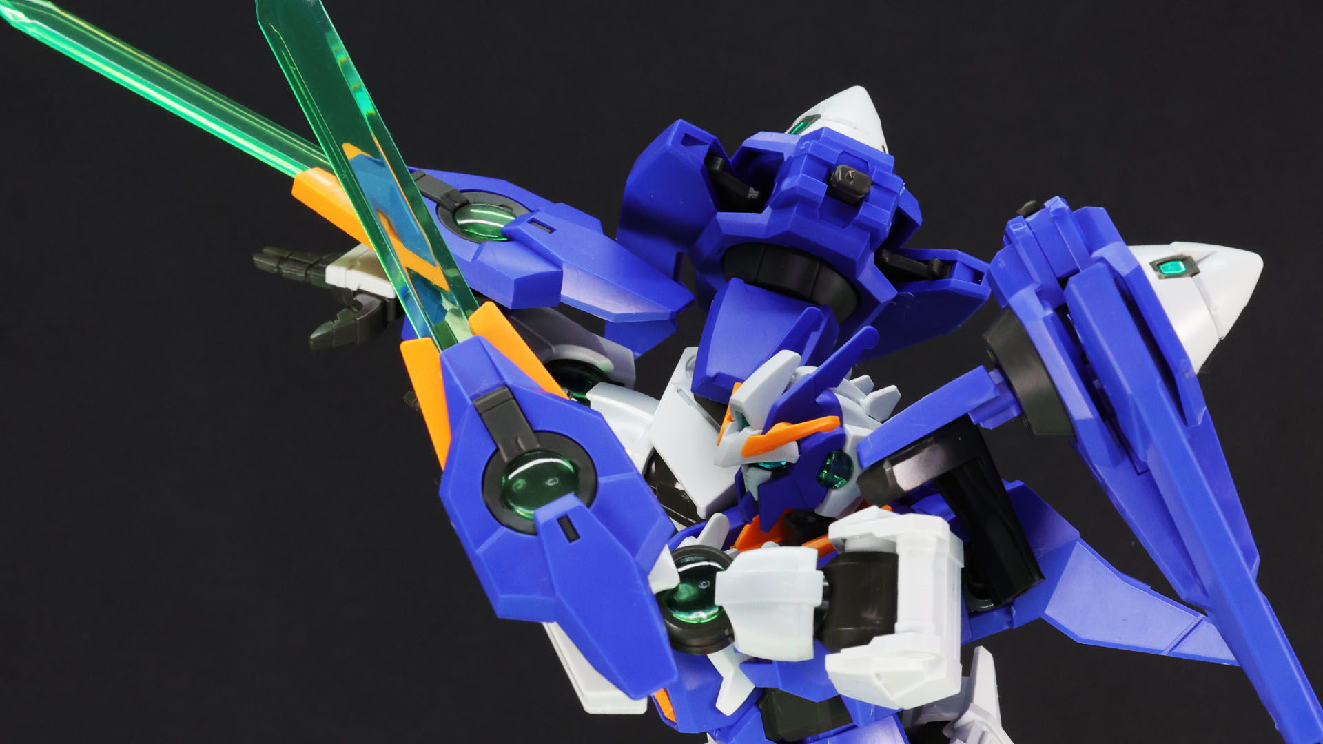 両腕を振り回して突撃する