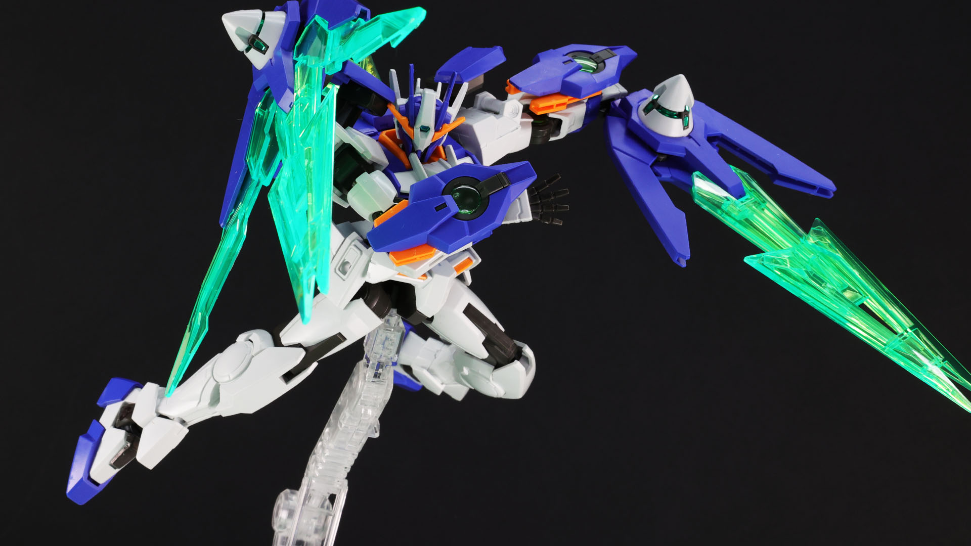 「バーストバスターソードモード」のアークドライヴユニットを両手に持ち勝利を決める！