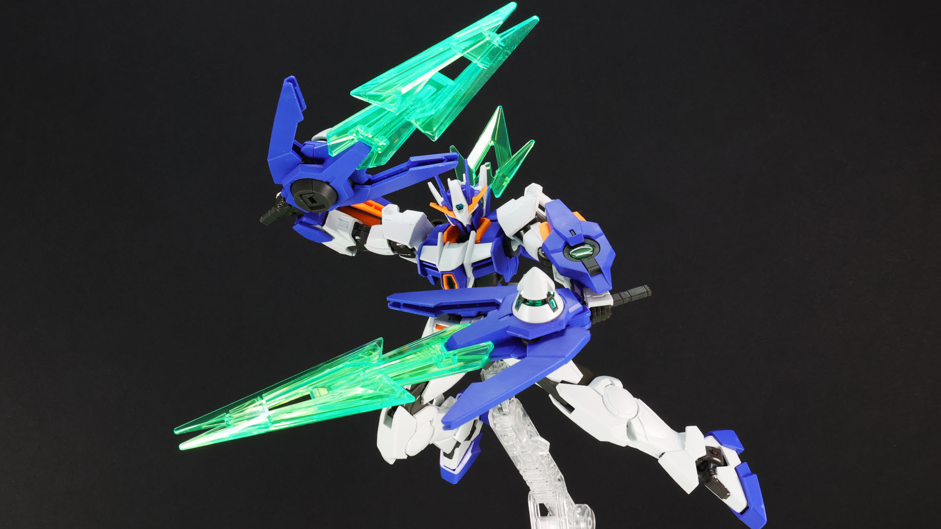 「バーストバスターソードモード」のアークドライヴユニットを両手に持ち勝利を決める！