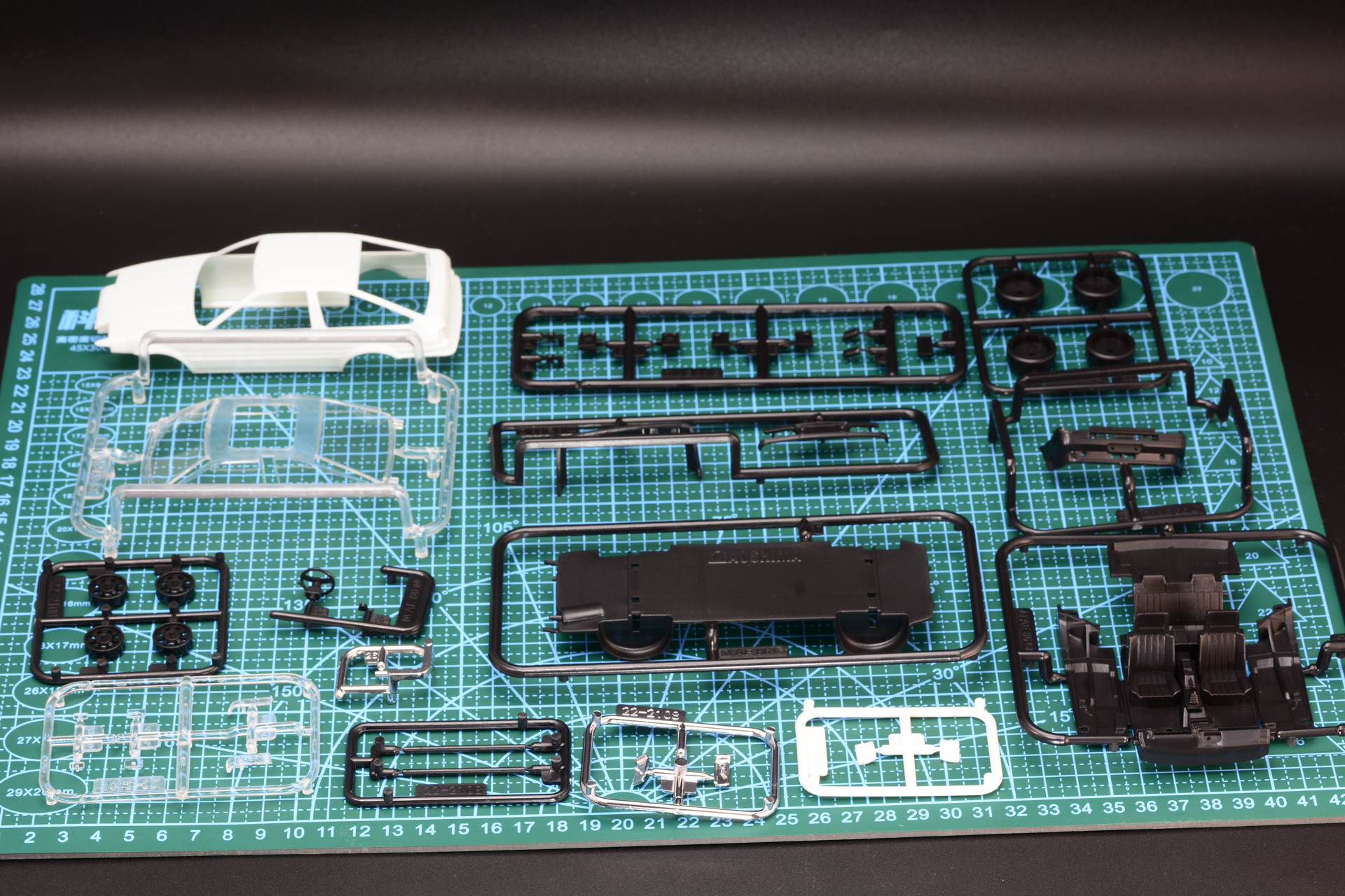 「頭文字D 拓海のハチロク」は全41パーツ。シンプルだがクルマ好きが注目するところはしっかり表現している。メッキやクリアパーツなど構成要素の多彩さも注目