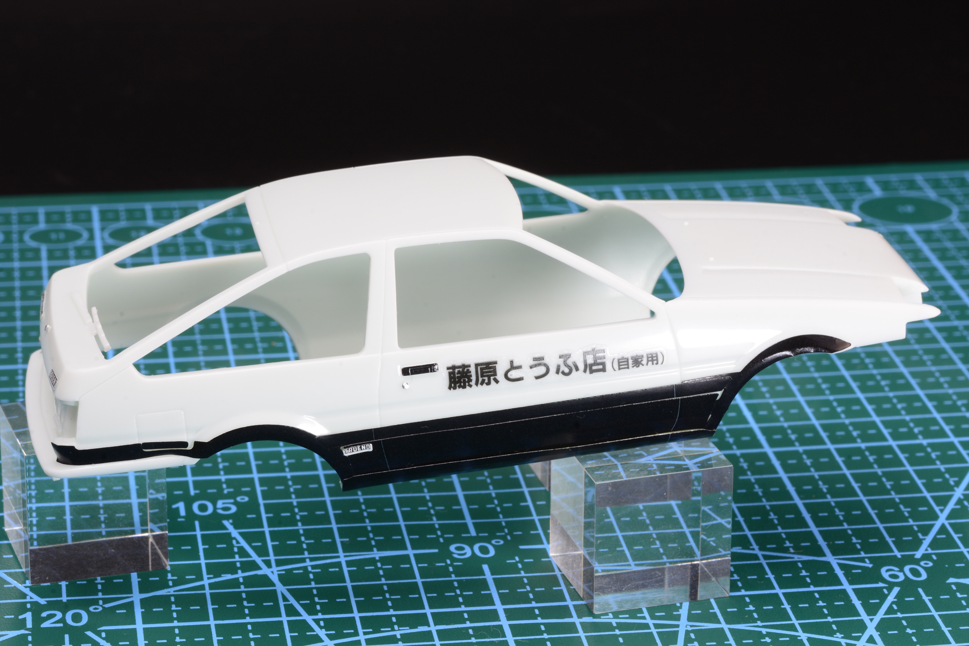 黒のカラーパターンもシールで表現。組立は簡単だが、シールは慎重さも要求される