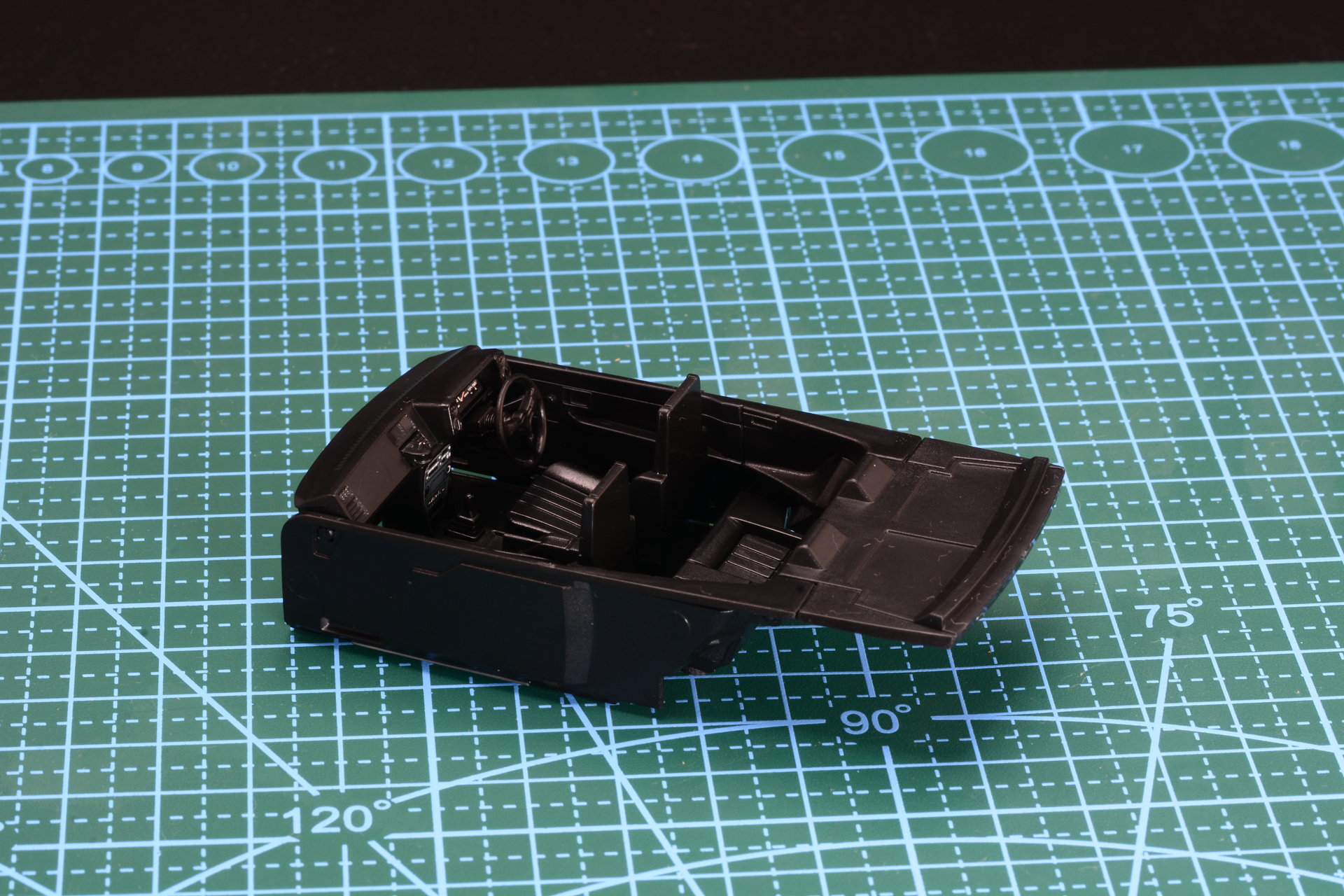 シールやハンドルを付け、折り曲げるだけで車内が完成する