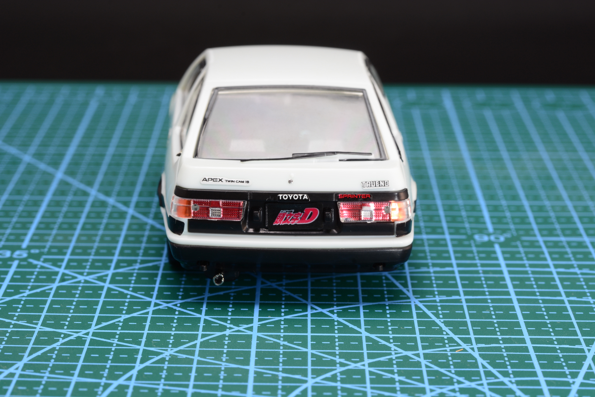 前面パーツ。ライトは閉じた場合と開いた場合、どちらかを選択