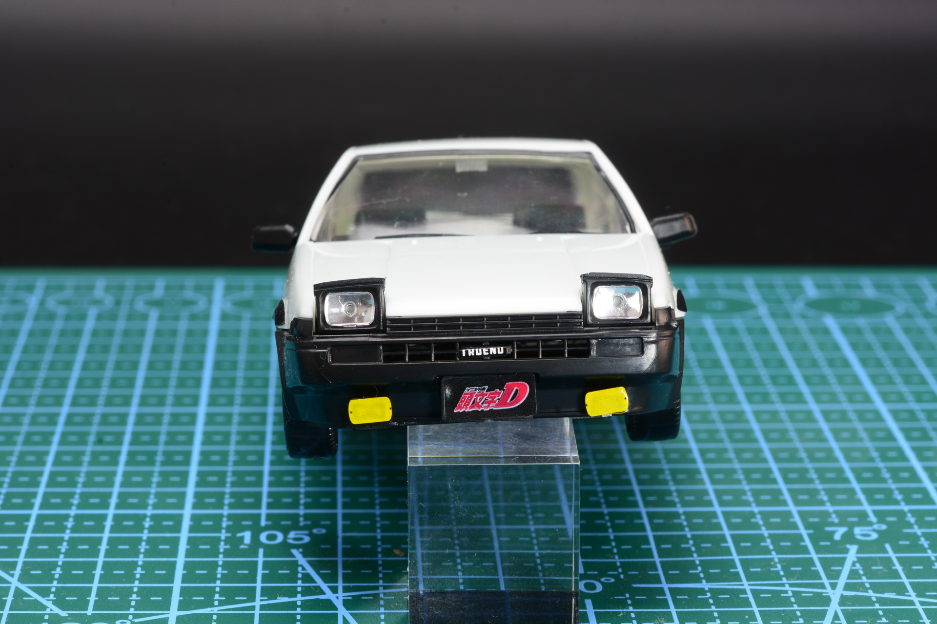 背面。ブレーキランプの質感は実車そのままだ