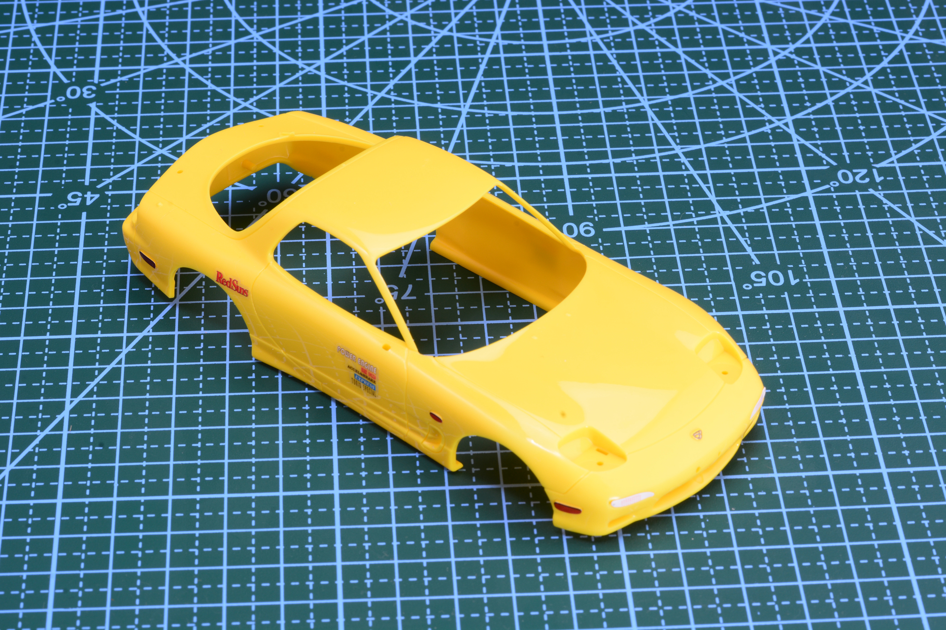 ハチロクと比べるとシールは少ない。パーツ数も少なく、初心者にオススメだ