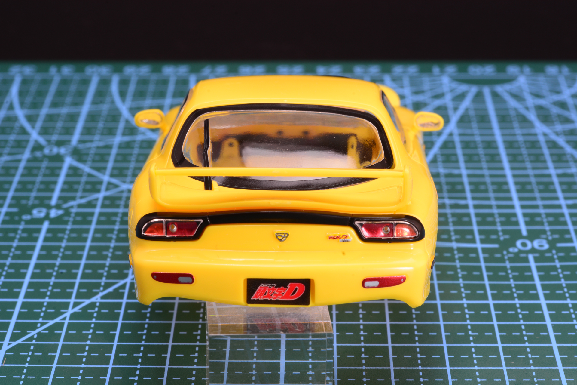 特徴的なウィングや、ブレーキランプなどを取り付ける