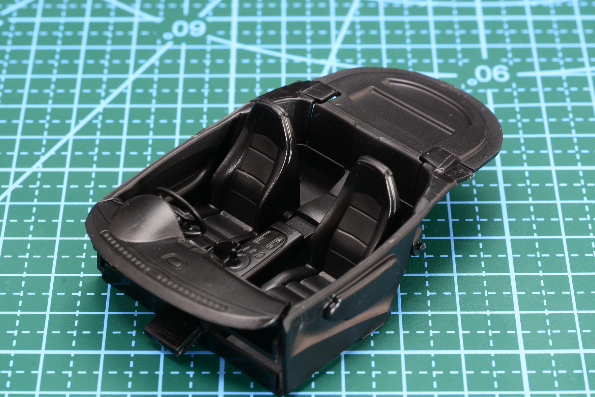 2シーターのコンパクトな車内