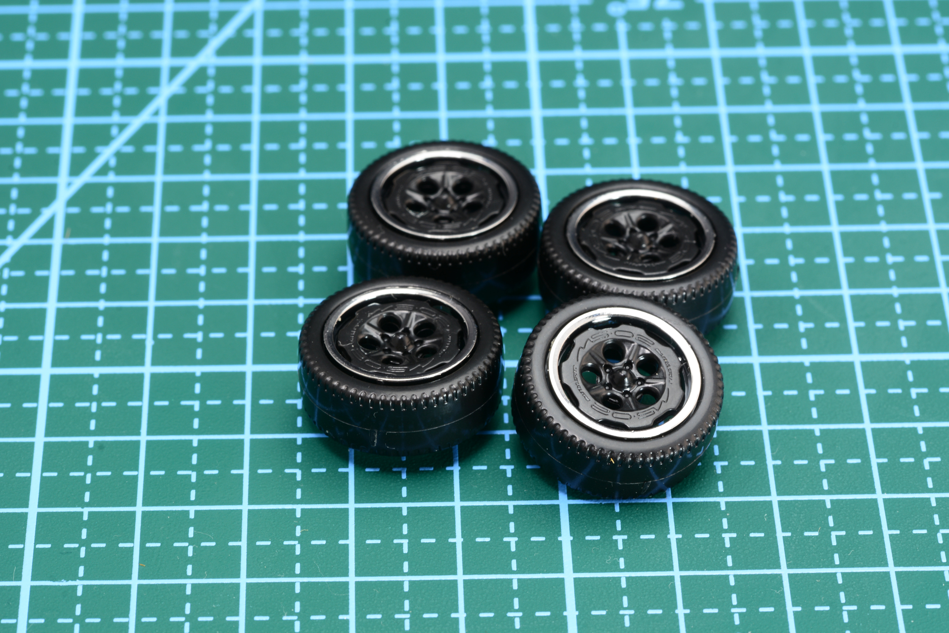 メッキパーツを組み込むタイヤ部分