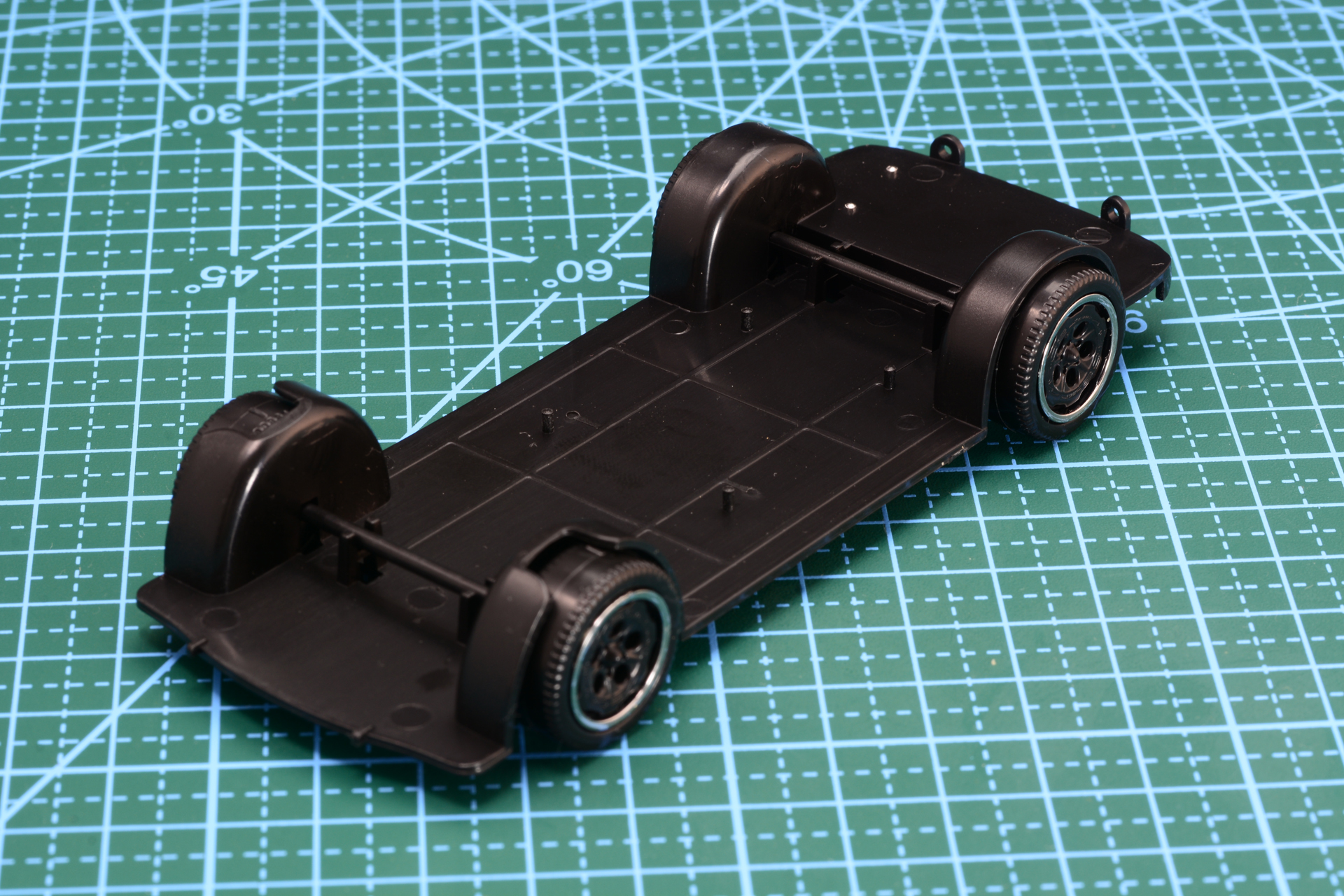 シャーシはこちらもシンプル