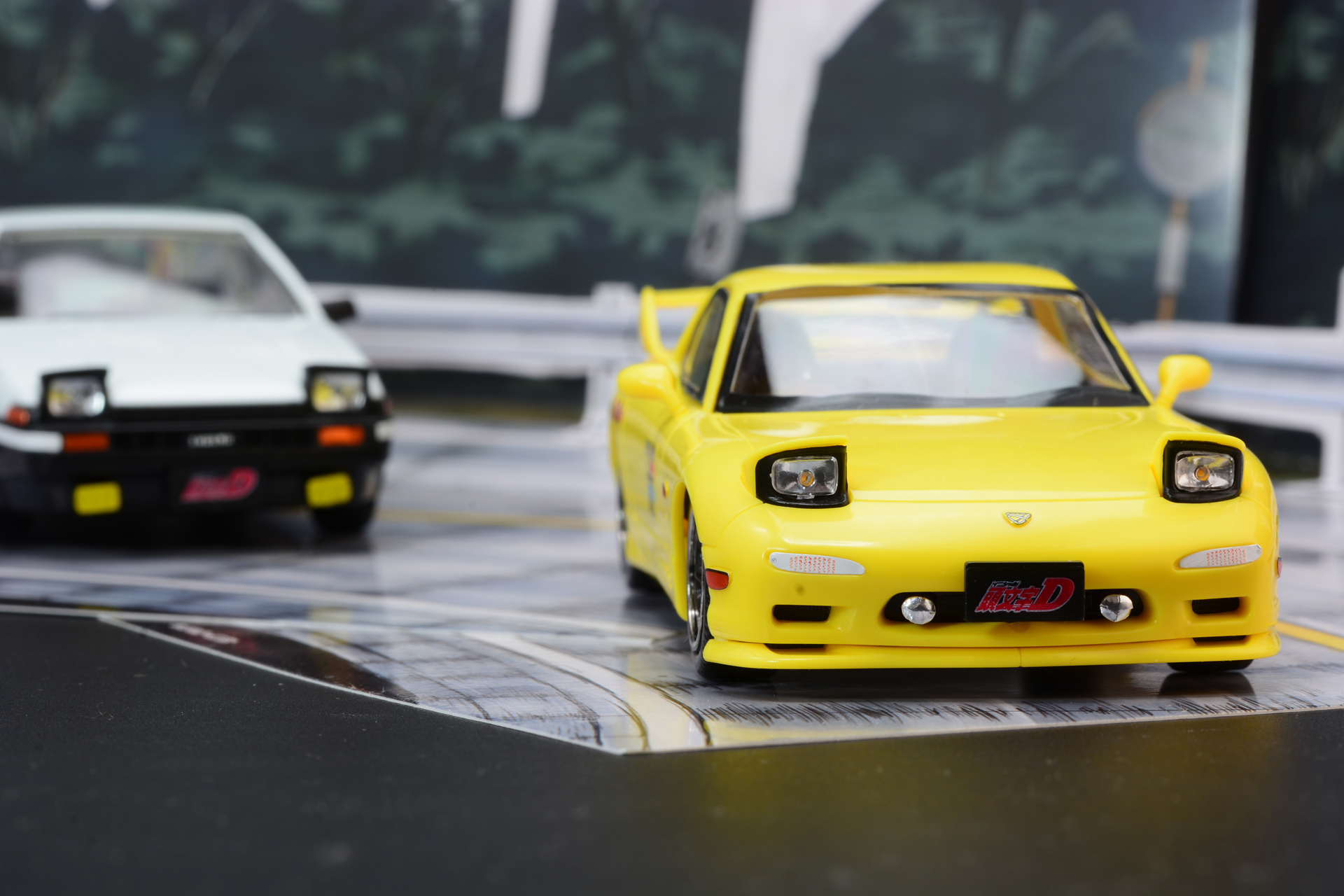 ガリッ！　前輪を内側の溝にわざと落として引っかけるようにして強引に曲がり、啓介を抜き去る！　「なんだーあ!? 今のは!!」、驚く啓介の前をハチロクはゴールした後、止まらずに去って行ってしまった