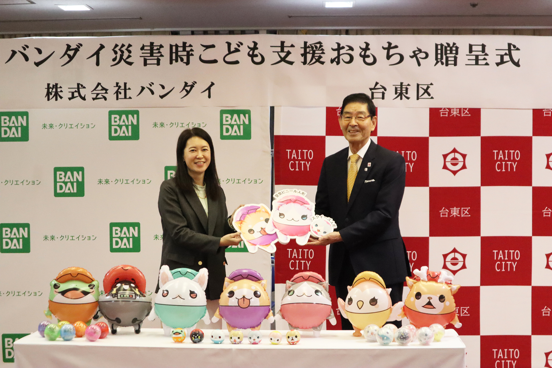 12月11日に台東区役所にて開催された贈呈式。左がバンダイ取締役 サステナビリティ担当役員 藤田訓子氏と、右が台東区 服部征夫区長