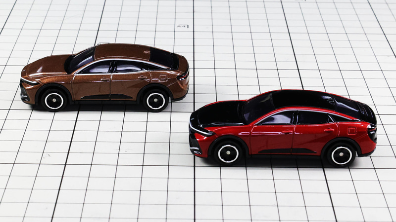 サイド：SUVやクロスオーバーをイメージさせるサイドビュー