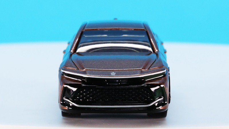 フロントのクラウン専用のエンブレムをプリントしています