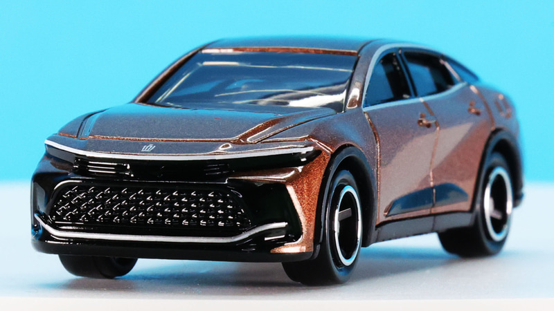 フロントマスクの特徴的な上下にあるシルバーライン加飾の高精細な塗装がすごい！