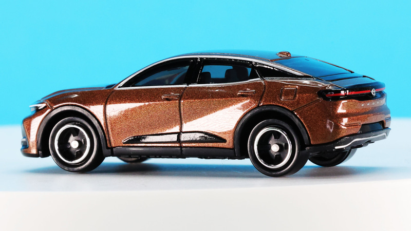 サイドのボディパネルのキャラクターラインがカッチリ描かれ面構成がよくわかります