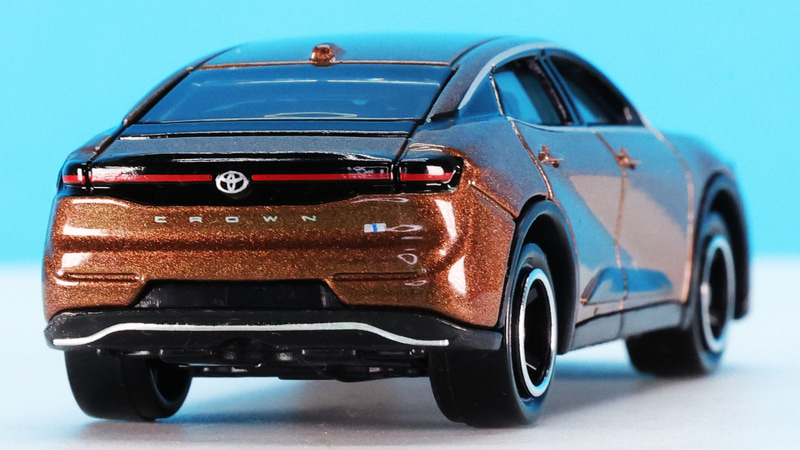 リアにはトヨタロゴ、“CROWN”、“HYBRID SYNERGY DRIVE”をプリントで再現。細かい！