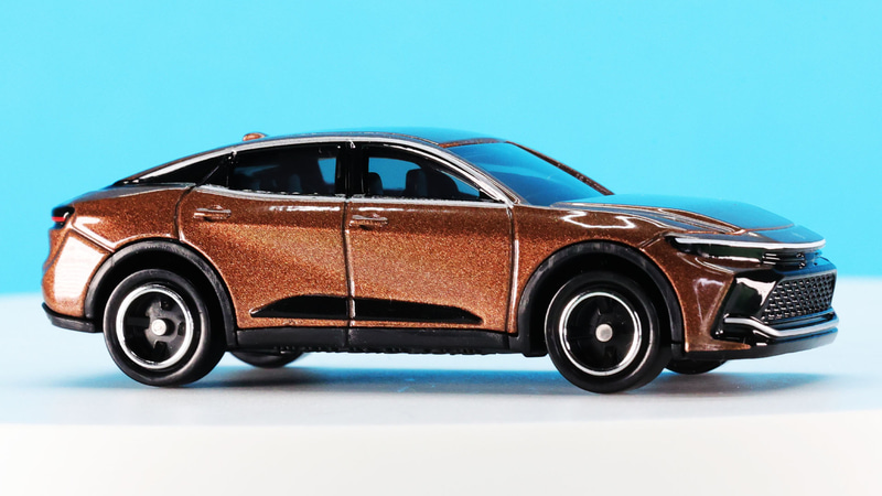 左右ドア下側にはSUVらしさを表現するブラックアウトされた部分を表現しています