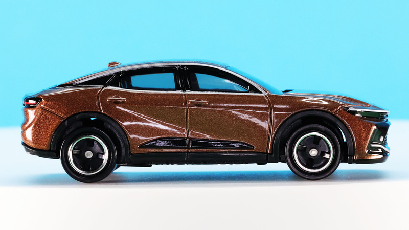 通常版の左右ドアのエッジのシルバーラインの加飾は上下にあります