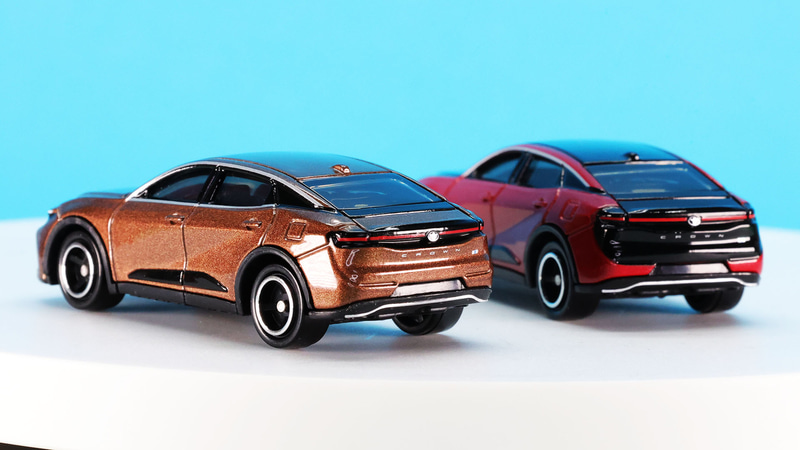 リアを見るだけで新クラウンとわかるデザインが秀逸です。トミカでもイメージ通りに再現しています